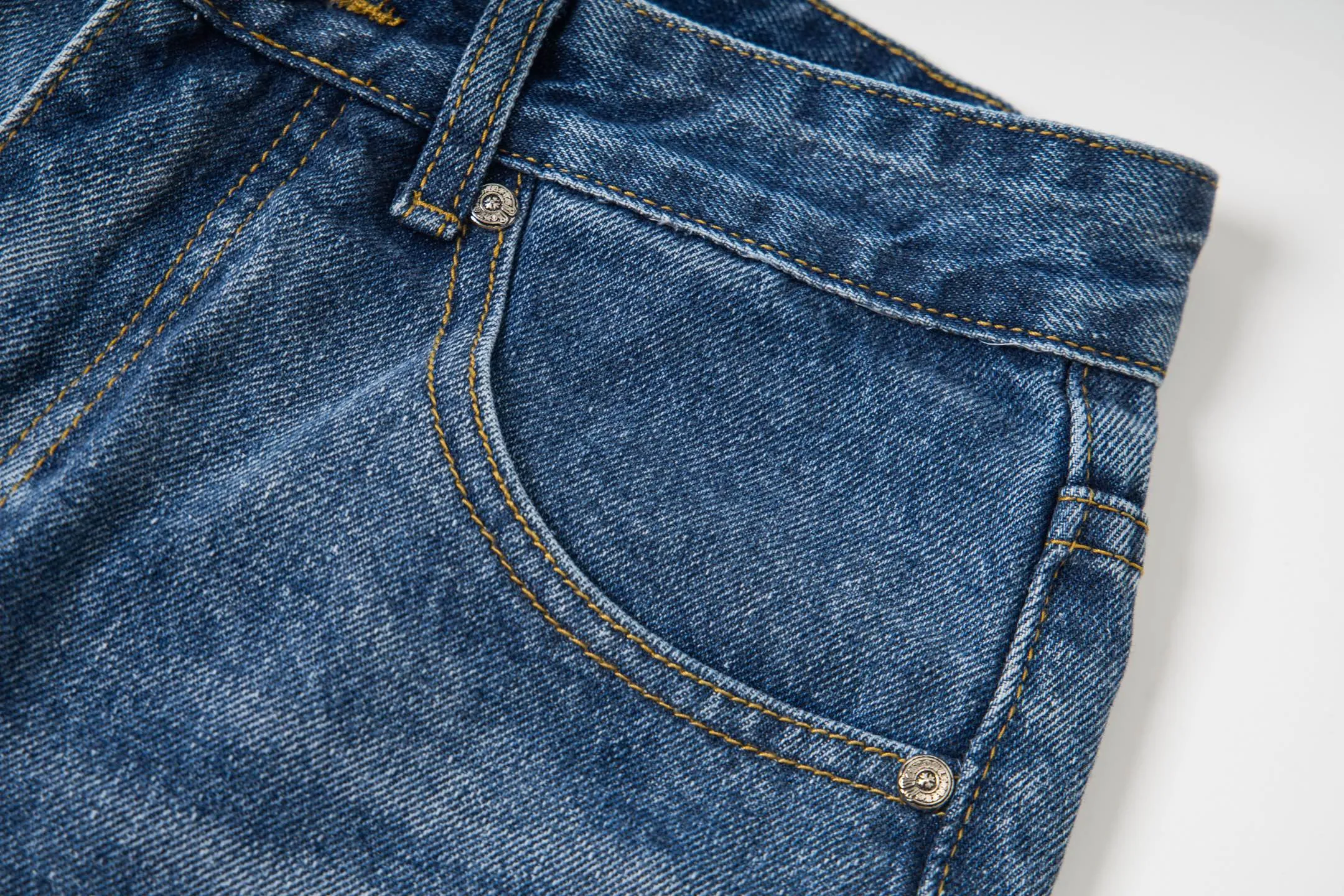 P260 Chrome Hearts washed graffiti blue cross couple jeans are a hot trend this season and are sought after by countless celebrities and fashionistas. The neat details of the cutting process add color to the playful fashion! The neat and meticulous design, and the well-fitting structure is unique. The upper body not only has outstanding recognition, but also looks younger and younger. A style with the ultimate wearing meaning and performance, gorgeous color matching, and the craftsmanship of this style is also extremely extraordinary. After the finished product is washed, it is disassembled and hand-made with sheepskin cross leather and then spliced ​​together to complete. The whole piece has too many craftsmanship to describe. It is decorated with patchwork cross flowers and high-waisted washed jeans! ! Absolutely high-end luxury product, a god-level single product, a super popular product, made by top heavy industry, a magic weapon that cannot be missed to hit the streets. Style number: 1834# Size: 28 30 32 34 Color: blue